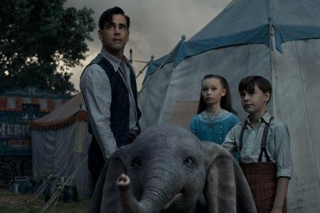 Familie Farrier (Colin Farrell, Nico Parker und Finley Hobbins) stellt recht bald fest, dass Dumbo über ein einmaliges Talen...