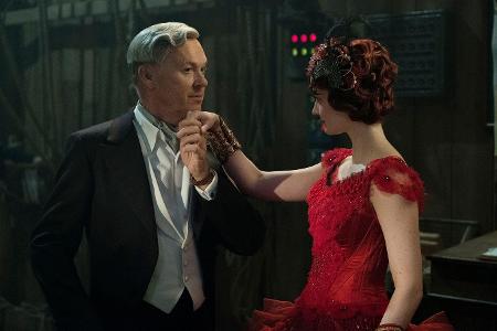 V.A. Vandevere (Michael Keaton) erscheint nur auf den ersten Blick charmant - Artistin Colette (Eva Green) weiß um das diabo...
