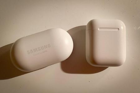 Kurioserweise verzichtet Apple bei den AirPods auf sein Logo bei den Galaxy-Buds findet sich ein dezentes Samsung-Logo, das ...