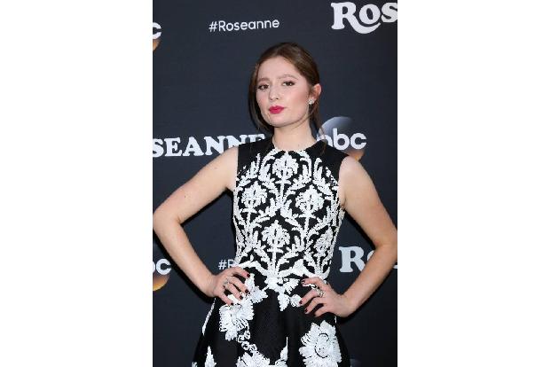 ...Emma Kenney, die die Enkelin von Roseanne spielt, war indes nicht so schweigsam. Sie gab auf Twitter bekannt, dass sie be...