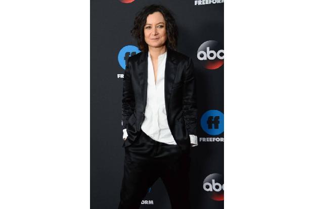 ...Sara Gilbert, ebenfalls einer der Stars der Show, Roseannes Kommentare. Sie fügte hinzu: 