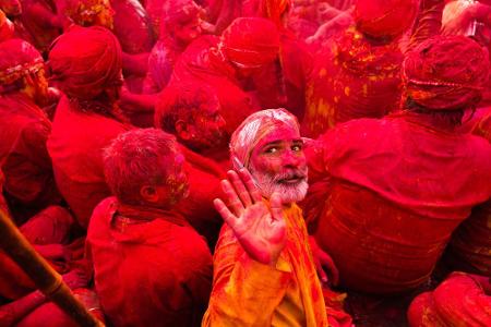 Rot sehen die Inder beim traditionellen Holi-Fest. Ganze Städte hüllen sich an dem Feiertag in ein buntes Farbengemisch aus ...