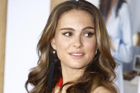 Natalie Portman trägt ihre Haare normalerweise lang oder als Longbob. Allerdings kommt durch den geraden Mittelscheitel die ...