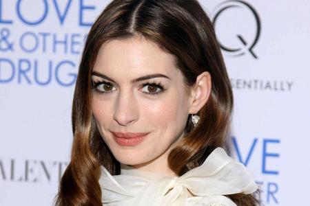 Anne Hathaway bringt alles für ein perfektes Schneewittchen mit: volle Lippen, helle Haut und langes, dunkles Haar. Mit den ...