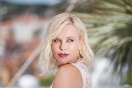 Charlize Theron trägt ihr blondes Haar heute wieder länger. Doch Ende 2012 verabschiedete sie sich für ihre Rolle in 