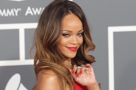 Auch Rihanna traut sich immer wieder an neue Looks - ob Dreadlooks, Afro oder elegant in glattgeföhnte Wellen. Allerdings pa...
