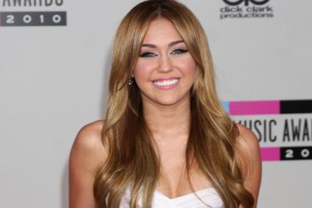 Mit der langen, goldblonden Mähne wirkte Miley Cyrus unscheinbar, brav und jugendlich. Trotzdem behielt die Sängerin ihre Fr...