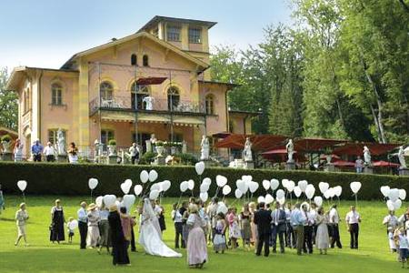 Hochzeitsgesellschaft vor der prächtigen Villa
