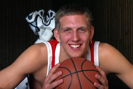 1998 glänzt Nowitzki in San Antonio beim sogenannten 'Nike Hoop Summit', einem Duell zwischen den besten Nachwuchsspielern E...