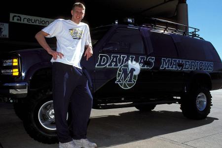 Die Milwaukee Bucks draften den Würzburger 1998 an neunter Stelle. Direkt danach wird Nowitzki nach Dallas getradet. Der Res...