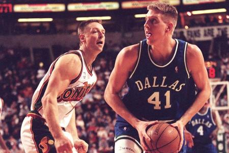 Die erste Saison in der NBA läuft für 'Dirkules', hier im Duell mit Detlef Schrempf, alles andere als rosig. In der verkürzt...