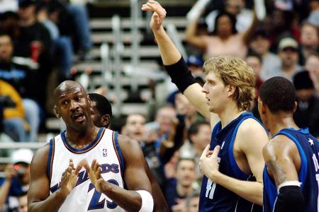 Ein Spieler, der Dirk Nowitzki zu Beginn seiner Karriere ebenfalls über den Weg läuft, ist Michael Jordan. Der beste Basketb...