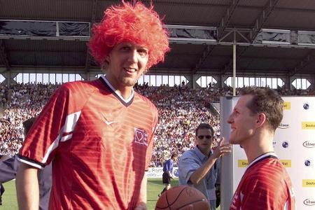 Auch Michael Schumacher holt sich Nowitzki ins Boot, um Geld für wohltätige Zwecke zu sammeln. Der Basketball-Superstar läss...