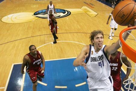 Eine der härtesten Stunden in der Karriere von Dirk Nowitzki schlägt 2006. Obwohl seine Mavs im Finale gegen die Miami Heat ...