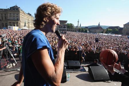 Auch in seiner Heimatstadt Würzburg wird Dirk Nowitzki nach der gewonnenen Meisterschaft von tausenden Fans empfangen und ge...