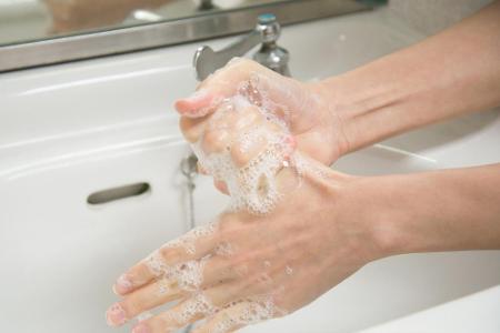 Ebenfalls ein wichtiger Faktor: die Handhygiene. Nur richtiges Händewaschen hilft. Besonders zwischen den Fingern sollte man...