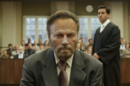 Franco Nero spielt den Angeklagten Fabrizio Collini, der sich seinem Anwalt Caspar Leinen verschließt