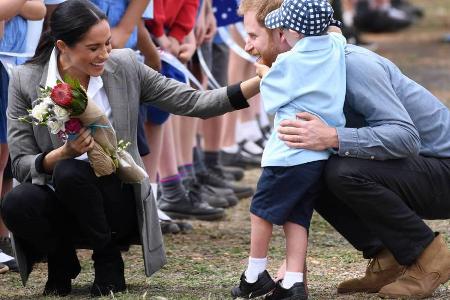 Herzogin Meghan, Prinz Harry und ein kleiner Fan der Royals in Australien