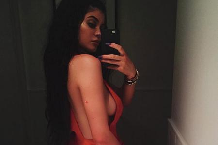 Kylie Jenner hat eine ganze Reihe von Tattoos. Das wohl kleinste ist ein rotes Mini-Herz auf ihrem Oberarm. Dies ließ sie si...