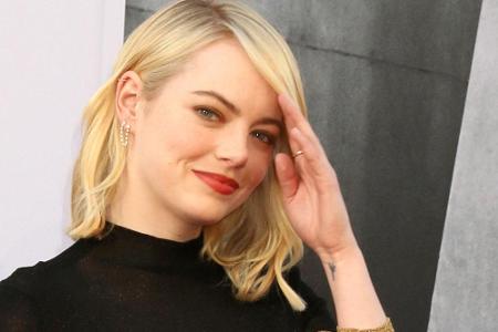 ... Emma Stone. Die Vogelfußabdrücke auf ihrem Handgelenk stehen für den überwundenen Brustkrebs ihrer Mutter. Gezeichnet wu...