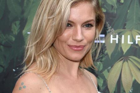 Auch Schauspielerin Sienna Miller hat ein Mini-Tattoo: Drei kleine Sternchen auf ihrer rechten Schulter. Laut Fan-Vermutunge...