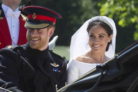 Geschafft! Die Erleichterung ist Prinz Harry und Herzogin Meghan anzusehen, als sie nach der Hochzeit am 19. Mai mit der Kut...