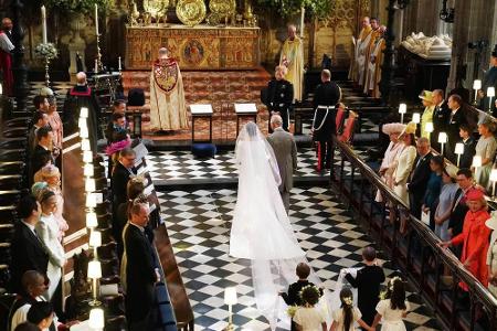 Rührende Geste: Prinz Charles führt die Braut zum Altar. Prinz Harry in einer Doku: 
