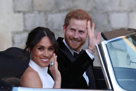 Bei der abendlichen Hochzeitsparty begeistert Herzogin Meghan in einem zweiten, hinreißenden Kleid und einem ganz besonderen...