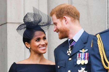 Immer wieder demonstriert das Paar seine Liebe in der Öffentlichkeit. Sogar auf dem Balkon des Buckingham Palastes tauschen ...