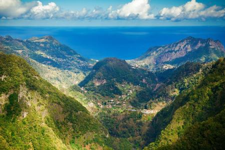 Über 950 Kilometer südwestlich von Lissabon, befindet sich Portugals wahrer Schatz: Madeira. Die Insel hat wunderschöne Strä...