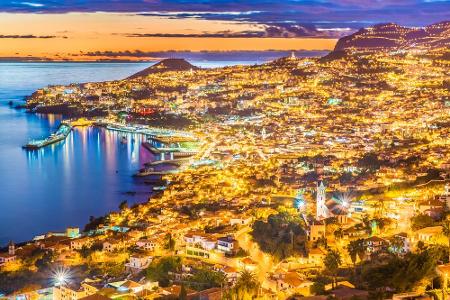 In der Hauptstadt Funchal lebt beinahe die Hälfte der rund 265.000 Einwohner Madeiras. Besonders bei Nacht versprüht die Sta...