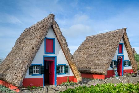 So sieht ein traditionelles Haus auf Madeira aus. Die meisten befinden sich im Ort Santana und sind heute eine Touristenattr...