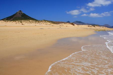 Auf Madeira können sich Urlauber neben dem Wandern auch am Meer entspannen. Die Insel bietet viele wunderbare Sandstrände.