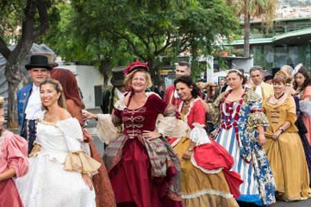 Anfang September findet mehrere Tage lang das traditionelle Weinfest statt. Um die alten Bräuche zu ehren, ziehen die Einwoh...