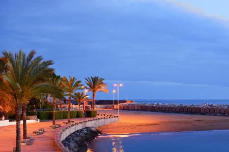 Im Südwesten der Insel liegt mit Calheta Beach ein bei Touristen sehr beliebter Strand. Das Highlight findet abends statt, w...