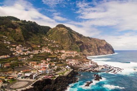 Porto Moniz liegt an der Nordküste und lebt heute ausschließlich vom Tourismus und Weinbau. Der kleine Ort ist zudem für sei...