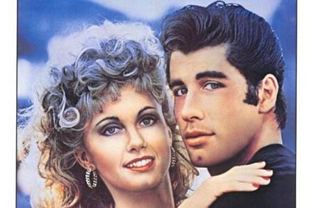 John Travolta und Olivia Newton-John als verliebte Teenager in 