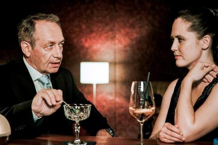 Sybille Wilderin (Emily Cox) und David Weimann (Robert Hunger-Bühler)