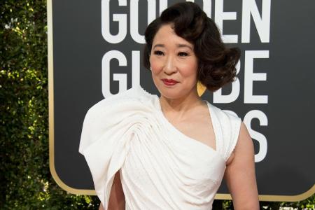 Sandra Oh verzückte in einem weißen Kleid von Atelier Versace. Sie moderierte die Preisverleihung mit Andy Samberg und gewan...