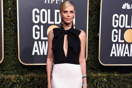 Klassische Eleganz versprühte Charlize Theron in der Schwarz-Weiß-Kombi von Dior Haute Couture.