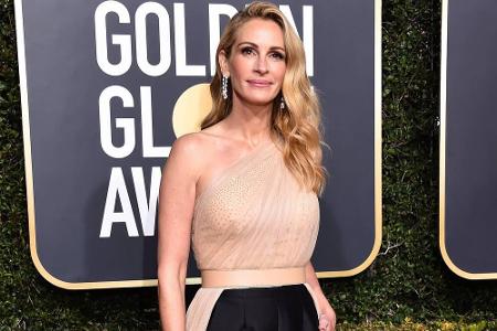 Es muss kein Kleid sein: Julia Roberts setzte mit der One-Shoulder-Kombination von Stella McCartney ein ebenso stilvolles Au...