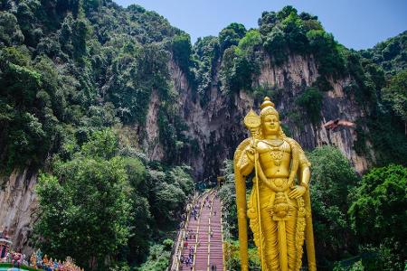 Die Batu Caves locken Tausende Urlauber nach Malaysia. Wie praktisch, dass Kuala Lumpur nur 15 km entfernt liegt. Ein Abstec...