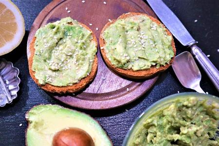 Zum Frühstück: Roggenbrot mit frischer Avocado