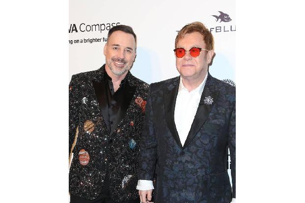 ...David Furnish und Elton John zuerst versuchten, ein Kind zu adoptieren, entschieden sie sich für eine Leihmutter. Elijah ...