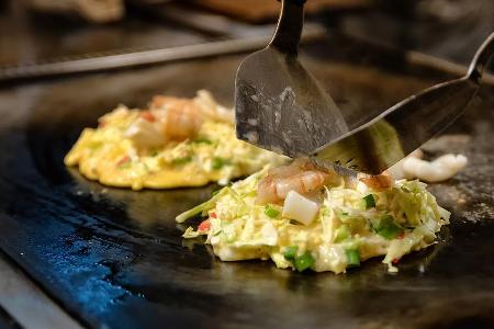 Okonomiyaki ist ein traditioneller japanischer Pfannkuchen