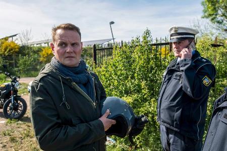 Kommissar Jens Stellbrink (l.) mit Polizeikollegen bei der Fahndungsabsprache - im Hintergrund das neue Motorrad