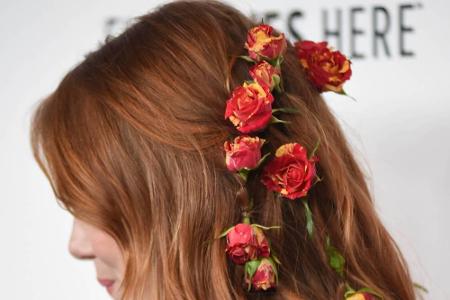 An die 15 rote Rosenblüten rankten sich um den gesamten Hinterkopf der Schauspielerin. Die frischen Schnittblumen lugten zwi...