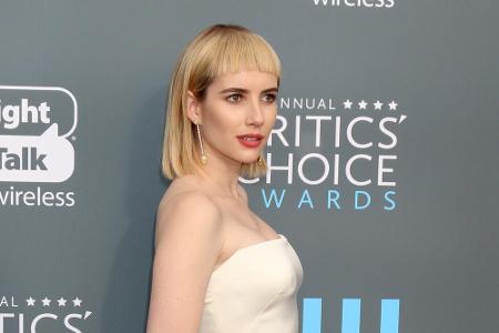 Eine ähnlich haarige Entscheidung traf auch Namensvetterin Emma Roberts. Die Nichte von Hollywood-Star Julia Roberts präsent...