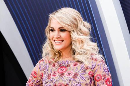 Der US-amerikanische Country-Sängerin Carrie Underwood sieht man ihre Freude an. Noch schöner macht ihren floralen Schwanger...