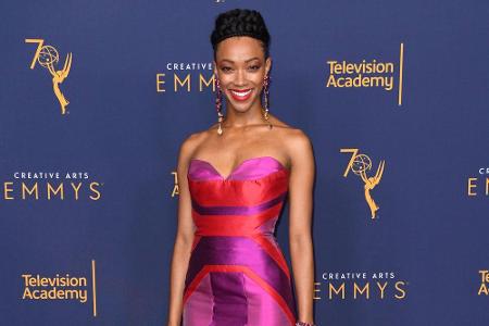 Bei den diesjährigen Creative Arts Emmy Awards setzte sich Schauspielerin Sonequa Martin-Green selbst die Krone auf. Ein gef...